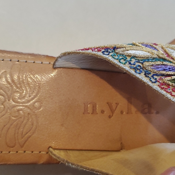 n.y.l.a. Size 10 Wedge Beaded Flip Flops - Picture 5 of 5